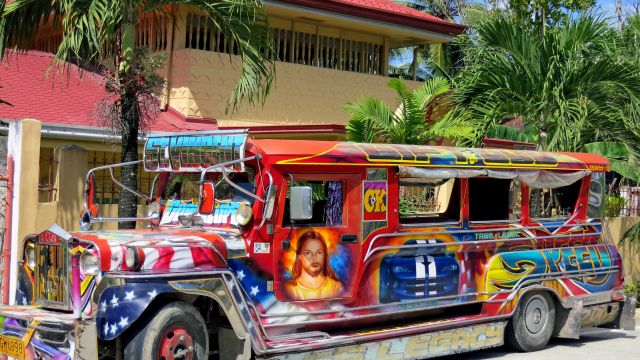 Die farbenfrohen Jeepneys sind die traditionellen Verkehrsmittel auf den Philippinen.