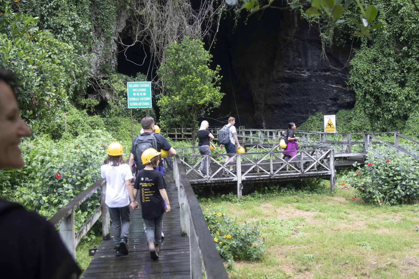 Schon am Eingang der Gomantong Höhle strömt einem Guano-Duft in die Nase