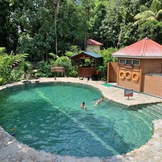 Schwimmbecken in den Poring Hot Springs