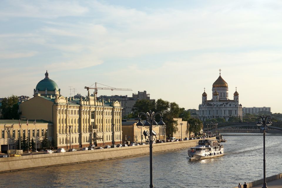 Die Moskwa mit Blick auf die Christ-Erlöser-Kathedrale in Moskau
