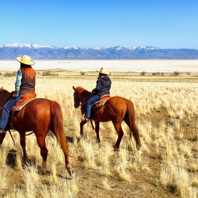 Zwei Reiterinnen auf Antelope Island, Utah