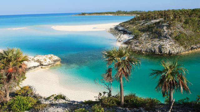 Ein kleiner paradiesischer Strand auf Shroud Cay auf den Bahamas. Shroud Cay gehört zur Inselkette Exuma und zum Warderick Wells Land and Sea Park. Perfekter, abgelegener Strand.
