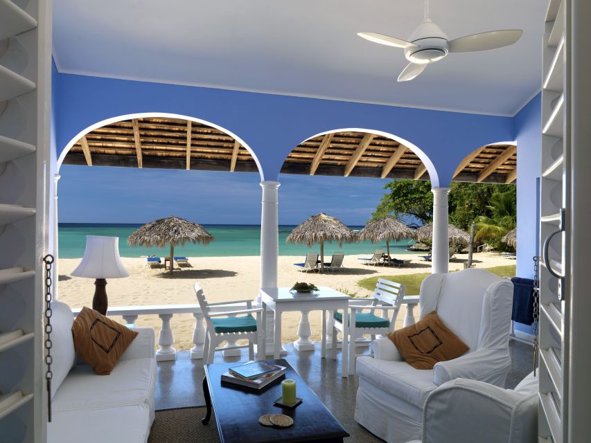 Blick aus der Premier Veranda Suite direkt auf den privaten Strand vom jamaica Inn