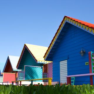 Typisch bunte Häuser auf Paradise Island