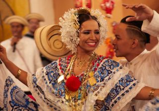 Tanzende Panamaer in landestypischer Tracht