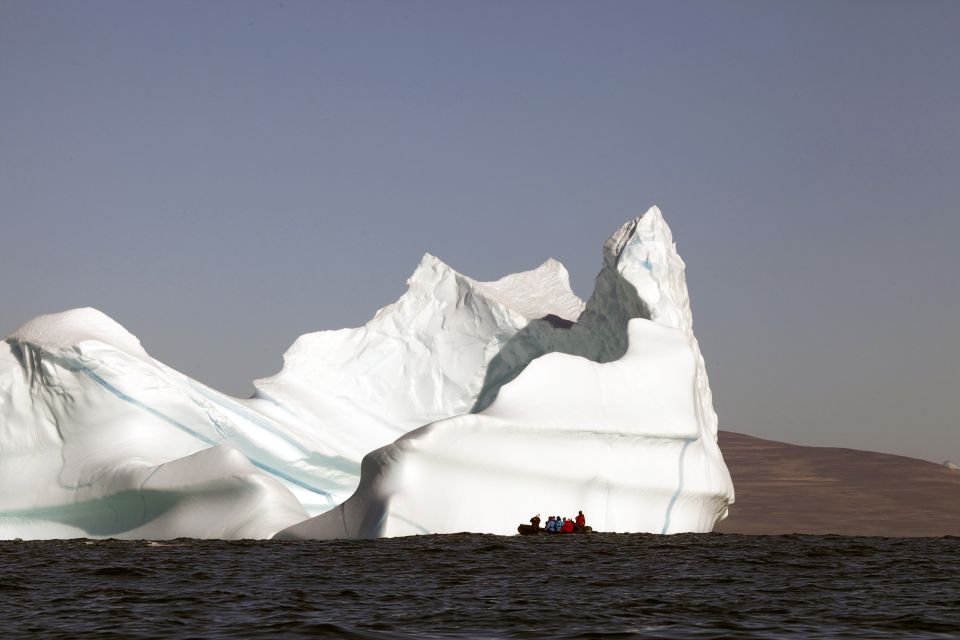 Haushoher Eisberg im Scoresby-Sund