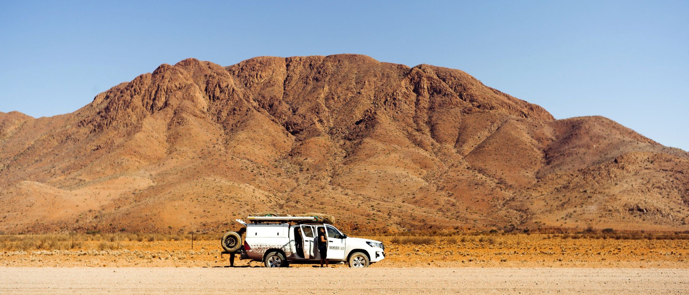 Fahrt entlang der beeindruckenden Kulisse der Namib-Wüste