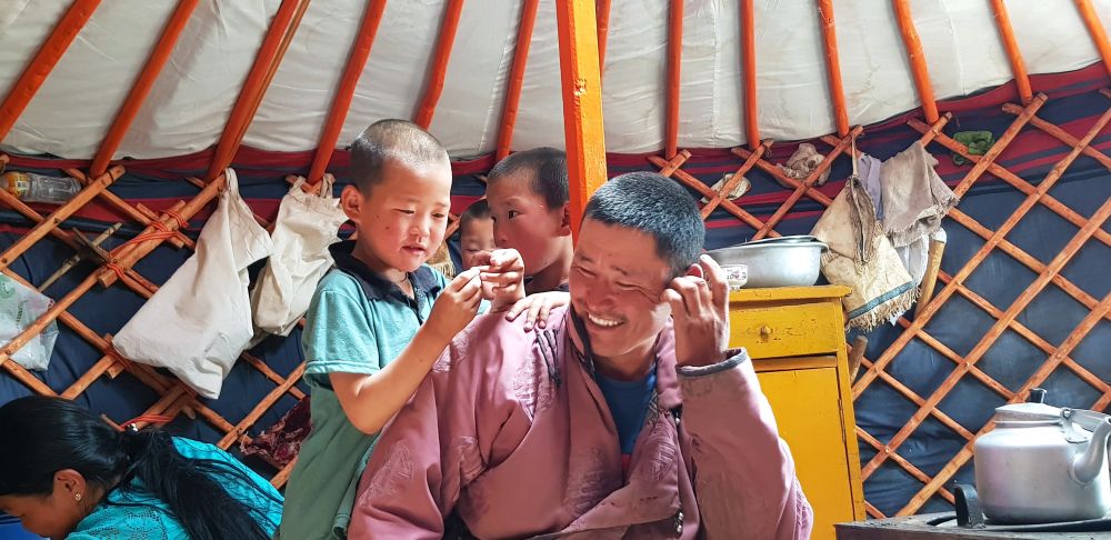 Zu Besuch bei einer Nomadenfamilie in ihrem Ger (Jurte)