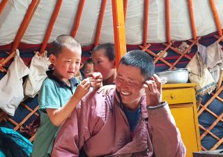 Zu Besuch bei einer Nomadenfamilie in ihrem Ger (Jurte)