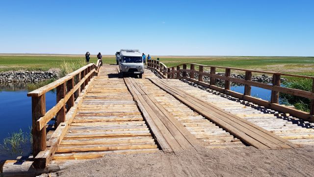 Mit dem UAZ über eine Holzbrücke
