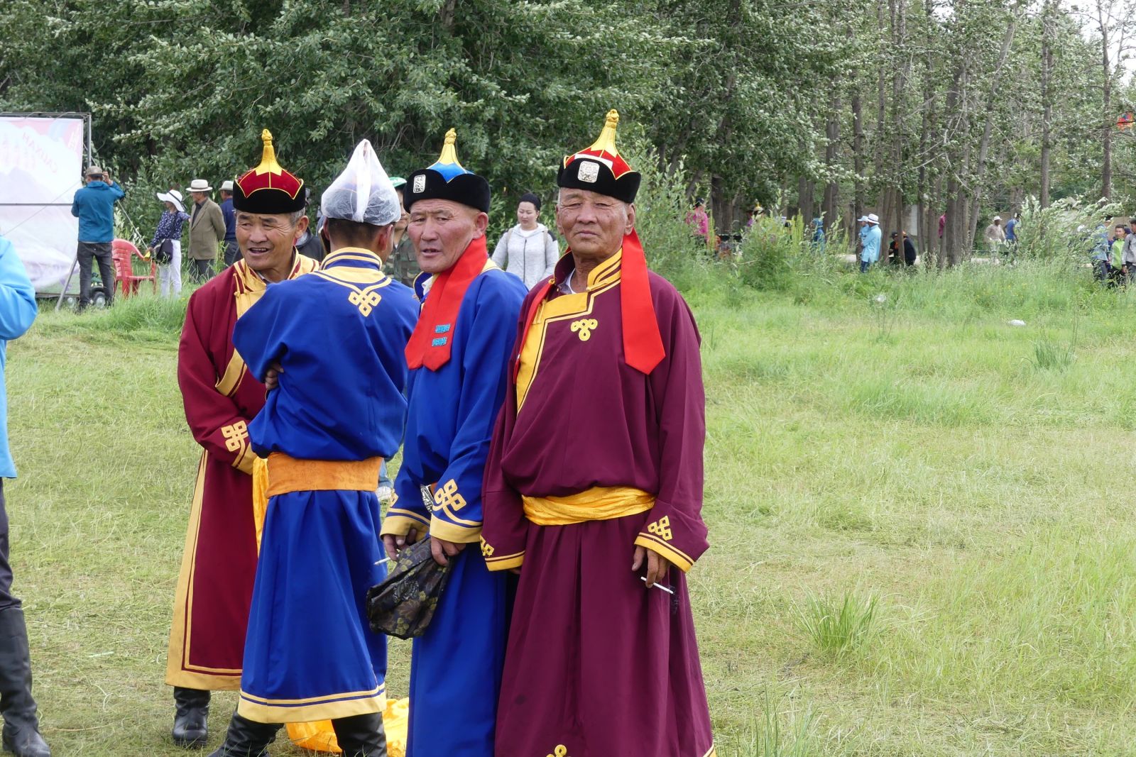 Männer in Tracht – beim Naadam Fest
