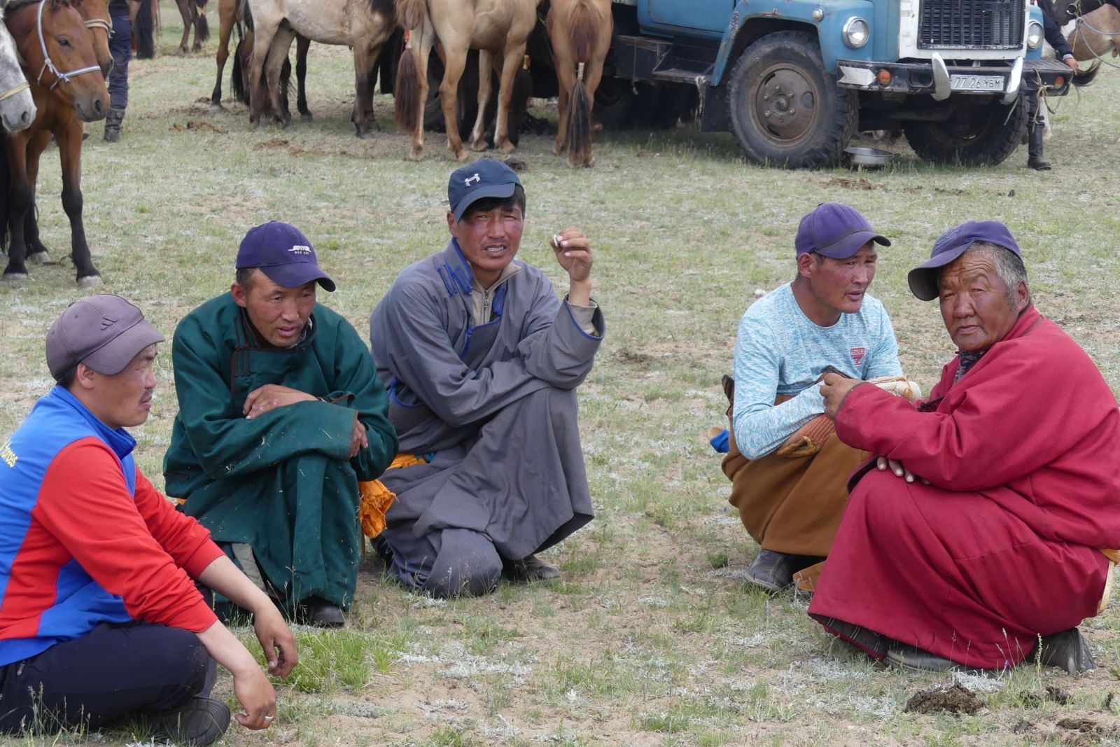 Männerrunde beim kleinen Naadam Fest