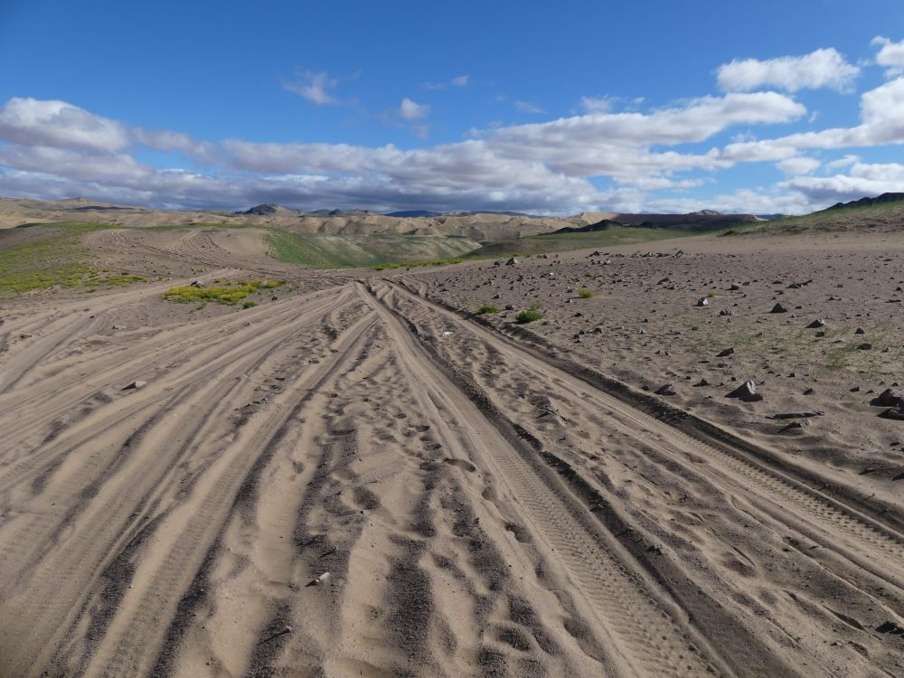 Sandige Pisten zu den riesigen Sanddünen Ikh Mongol