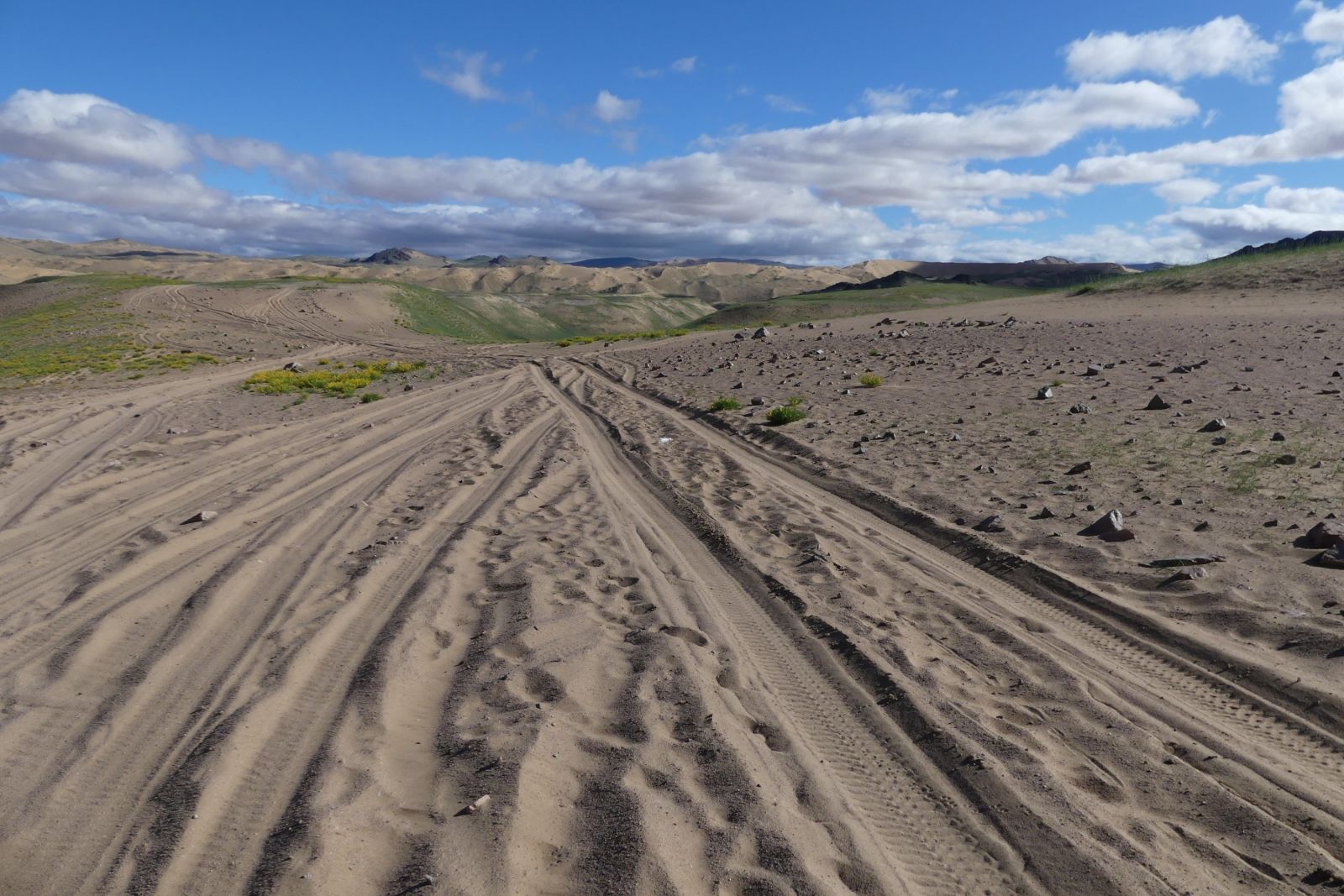 Sandige Pisten zu den riesigen Sanddünen Ikh Mongol