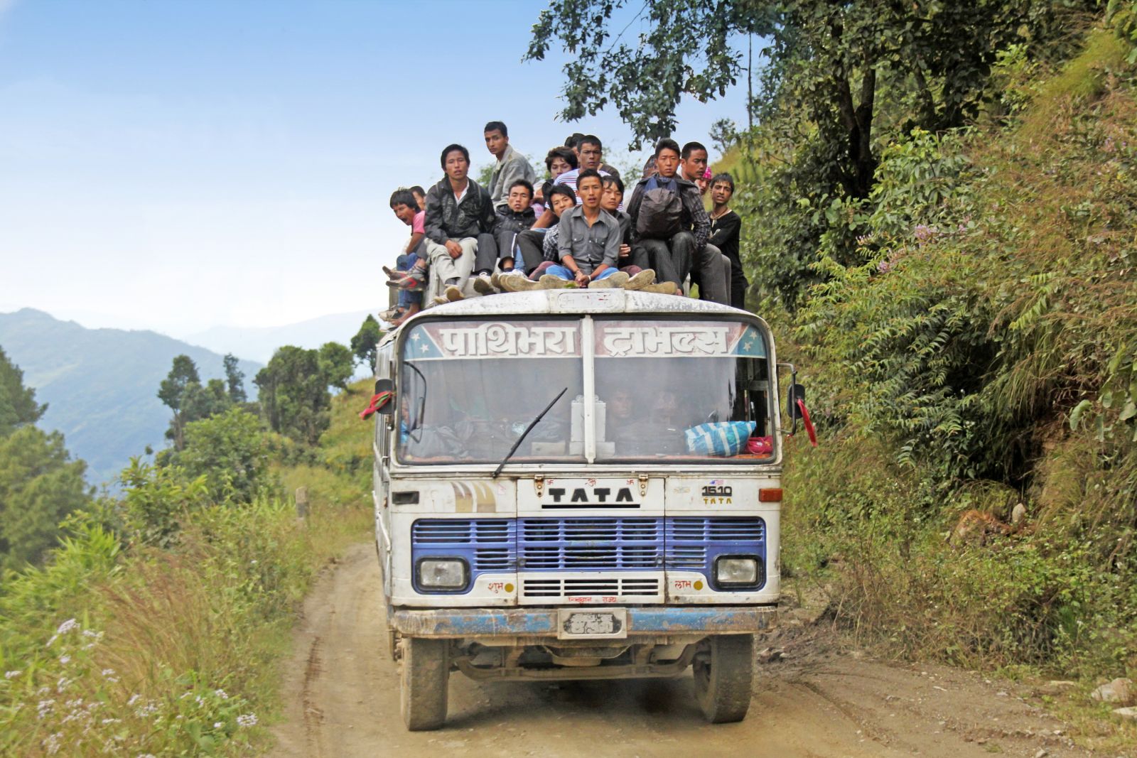 Die Nepalis sitzen nicht nur im Bus, sondern gern auch auf dem Dach.
