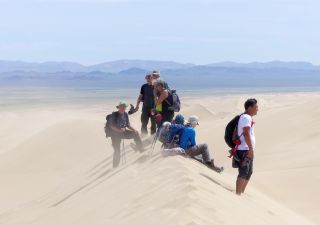 Wanderung durch die riesigen Sanddünen Ikh Mongol Els