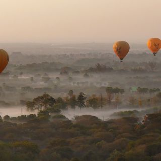 Heißuftballons über Bagan