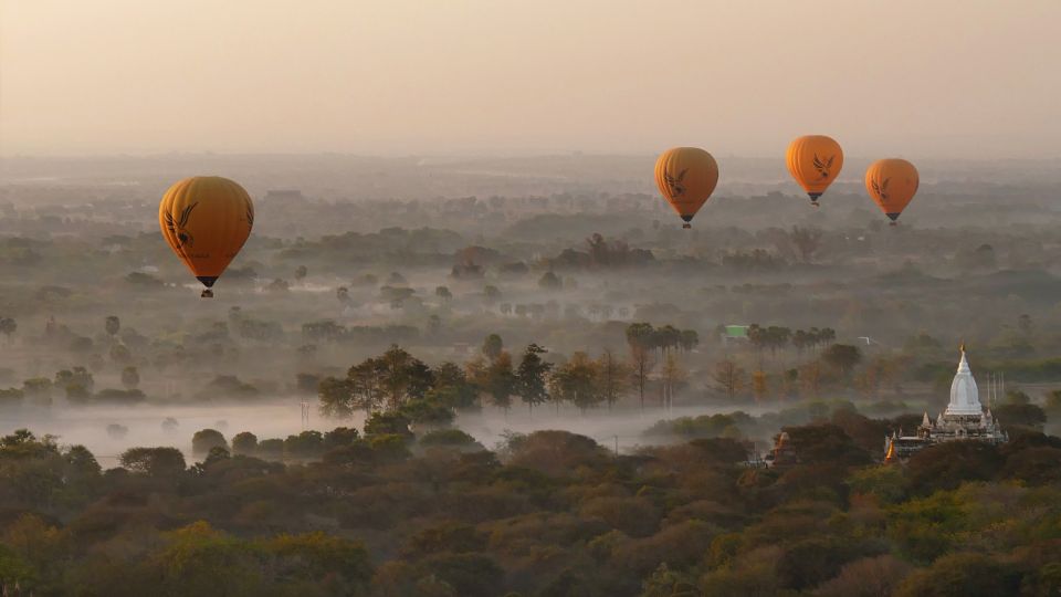 Heißuftballons über Bagan