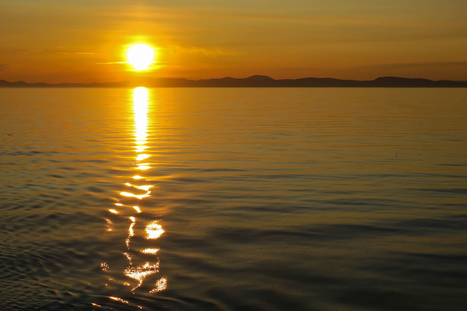 Beeindruckender Sonnenuntergang über der Küste Tschukotkas