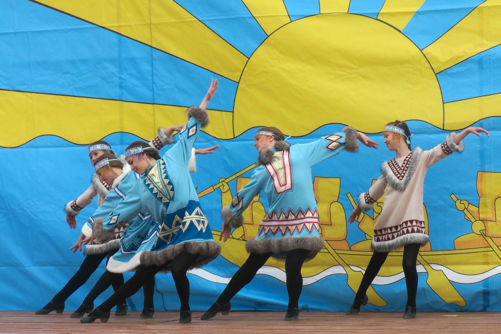 Tanzgruppe in traditionellen Trachten bei nicht ganz so traditionellen Tänzen auf den Beringia-Games