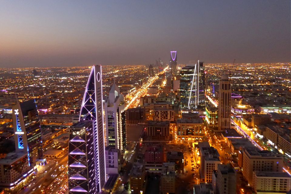 Blick auf das Kingdom Trade Centre am Horizont, Riad