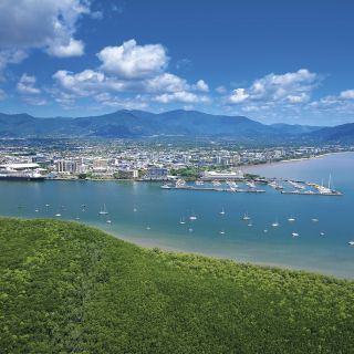 Blick auf die Hafenstadt Cairns
