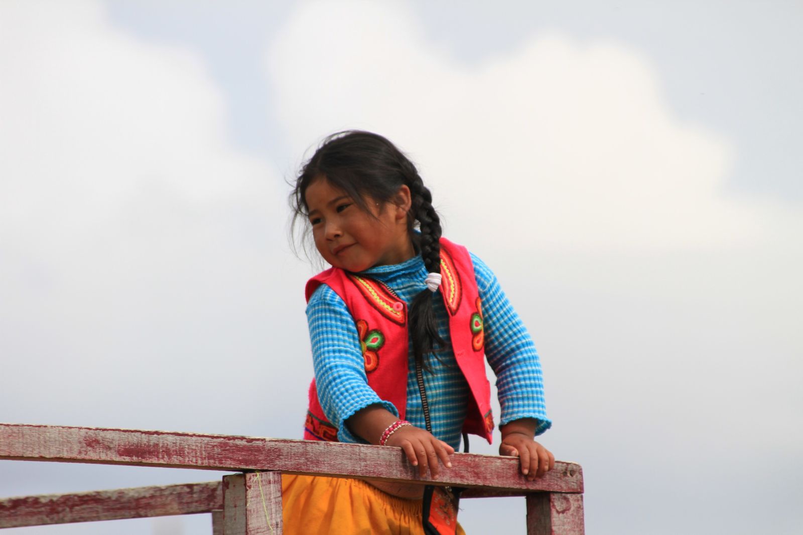 Ein junges Mädchen aus einer Uro-Familie auf dem Titicacasee