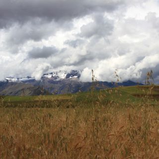 Atemberaubende Weite im Hochland von Peru bietet einen Ausblick auf schneebedeckte Berge
