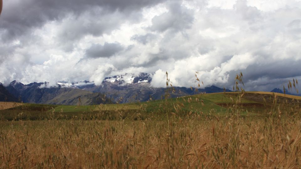 Atemberaubende Weite im Hochland von Peru bietet einen Ausblick auf schneebedeckte Berge