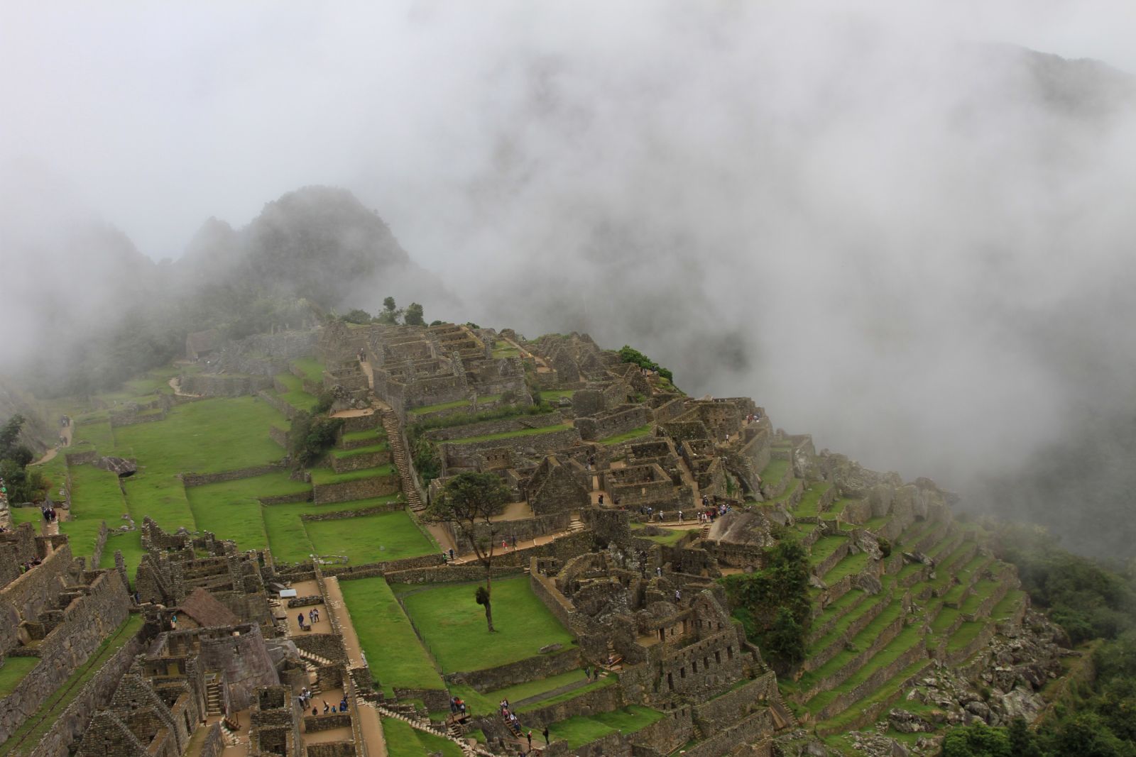 Der mystische Nebel verzieht und lässt die Inka-Stätte Machu Picchu hervorscheinen