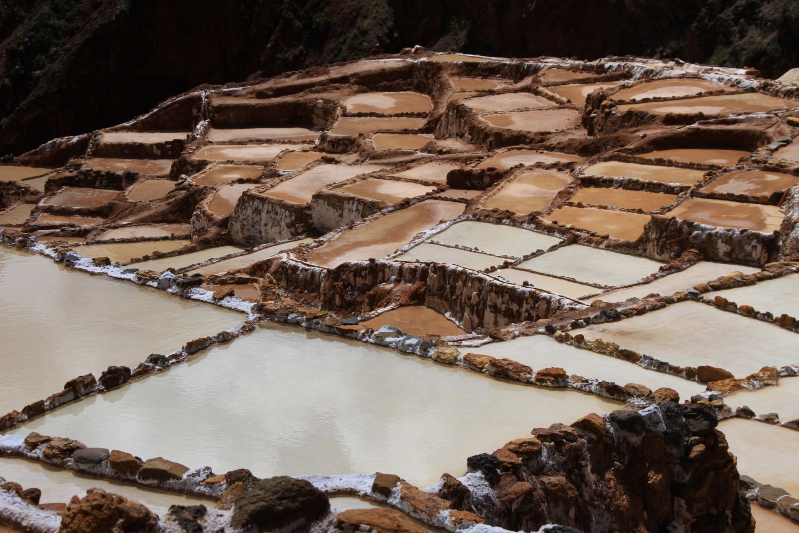 Salinas de Maras – im heiligen Tal baut die Gemeinde von Maras terrassenförmig Salz aus einer heißen Quelle ab