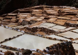 Salinas de Maras – im heiligen Tal baut die Gemeinde von Maras terrassenförmig Salz aus einer heißen Quelle ab