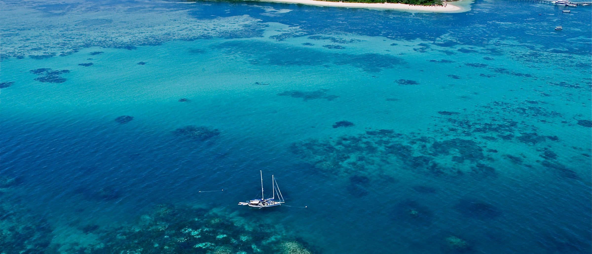 Blick aus der Vogelperspektive auf das Segelschiff im Great Barrier Reef