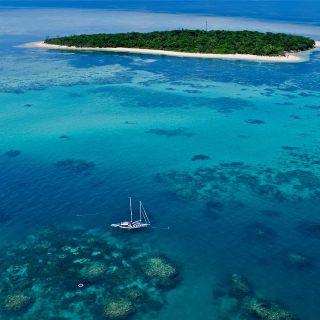 Blick aus der Vogelperspektive auf das Segelschiff im Great Barrier Reef