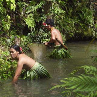Mentawaifrauen beim Krabbenfang