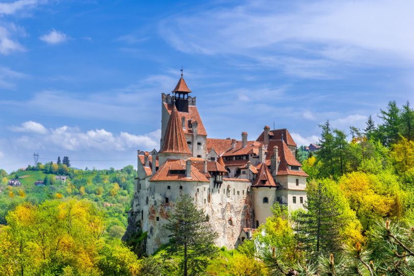 Panoramablick über Draculas mittelalterliches Schloss Bran in der Herbstsaison, der meistbesuchten Touristenattraktion von Brasov, Siebenbürgen
