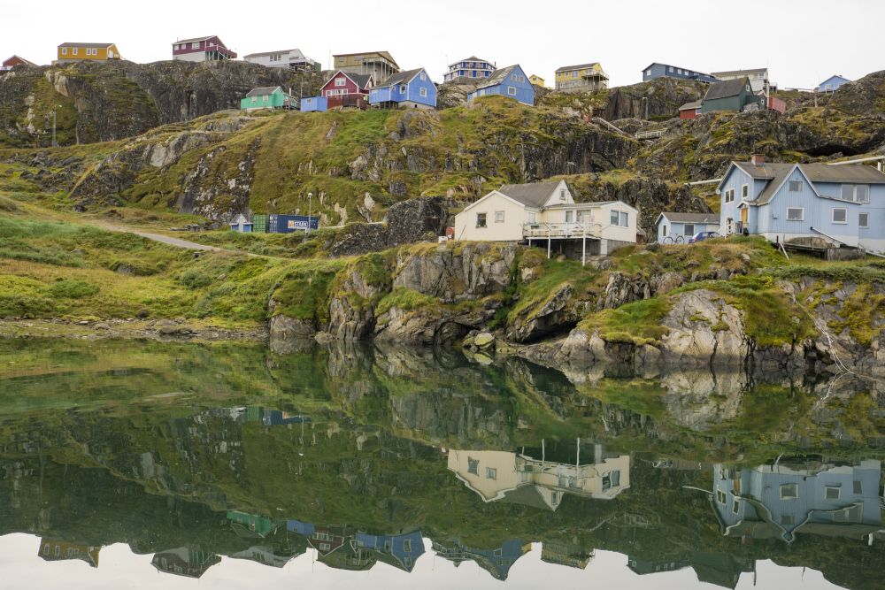 Die bunten Häuschen von Sisimiut spiegeln sich im Fjord
