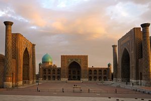 Der Registan in Samarkand zum Sonnenaufgang