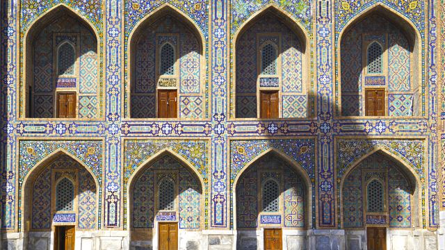 Feine Ornamentik am Registan in Samarkand