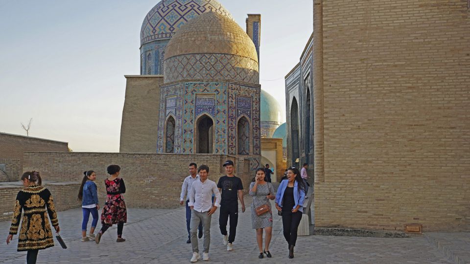 Usbeken erkunden Schah-I-Zinda an einem Sonntagabend