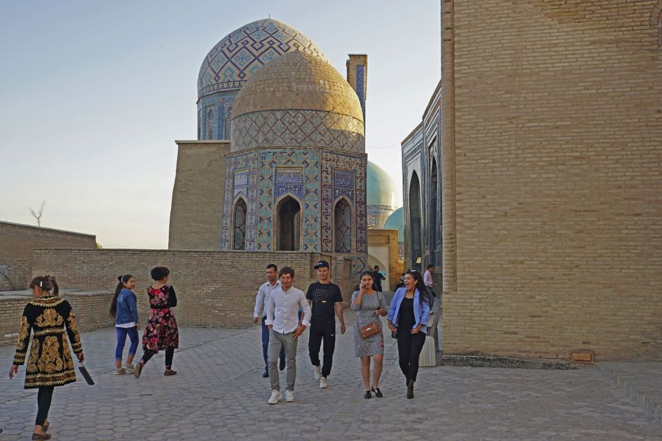 Usbeken erkunden Schah-I-Zinda an einem Sonntagabend