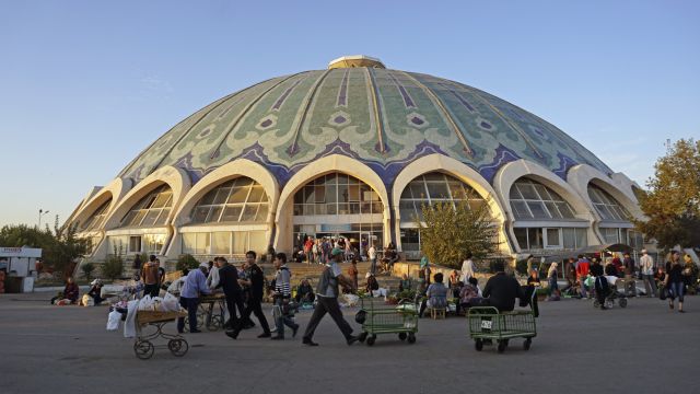 Das imposante Gebäude des Chorsu Basar in Taschkent