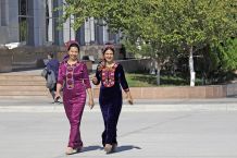 Frauen in Ashgabat