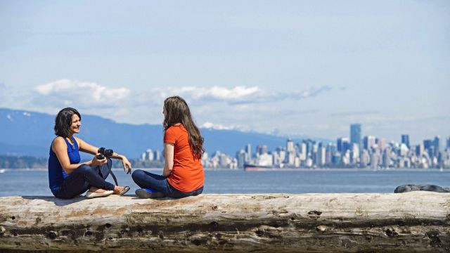 Zwei Frauen vor der Skyline von Vancouver
