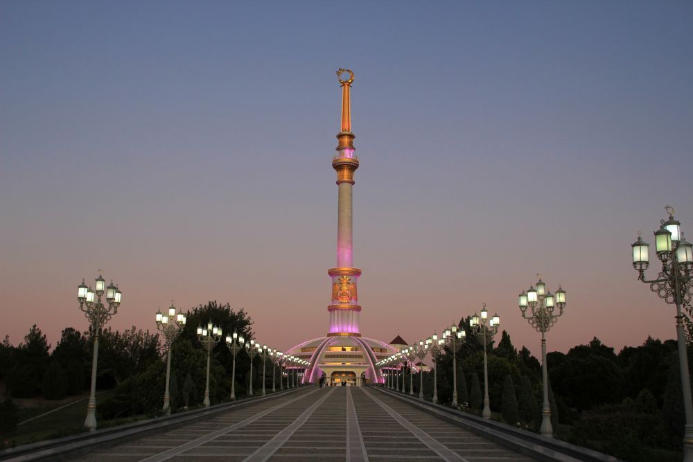 Das 91 Meter hohe Unabhängigkeitsdenkmal in Ashgabat