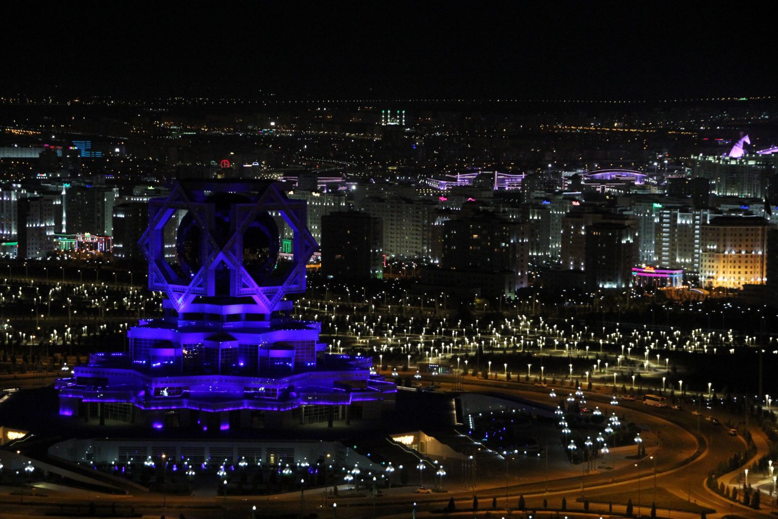 Ashgabat bei Nacht mit Bagt Köshgi