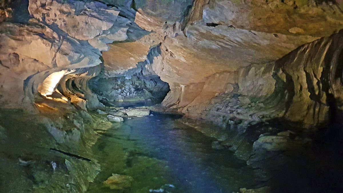 Mystischer wirkender Fluss in der Clearwater Cave