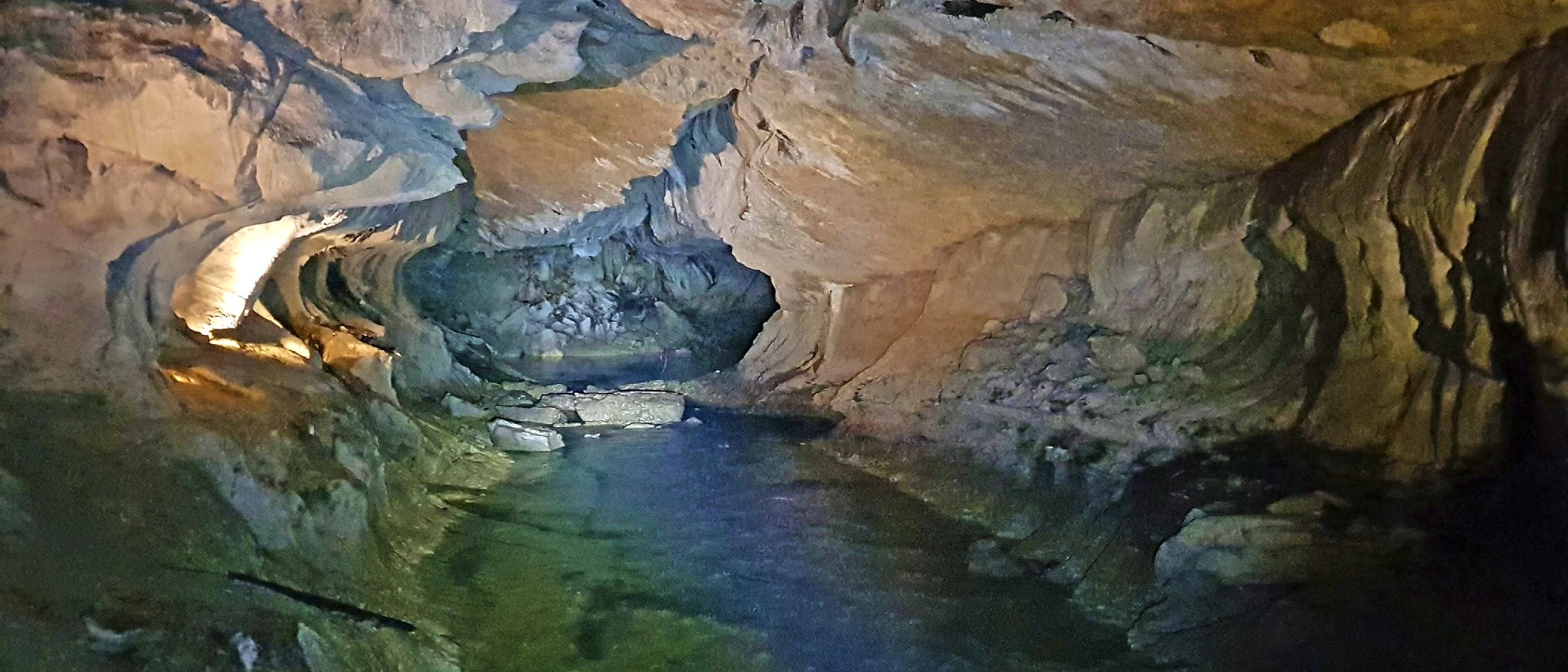 Mystischer wirkender Fluss in der Clearwater Cave
