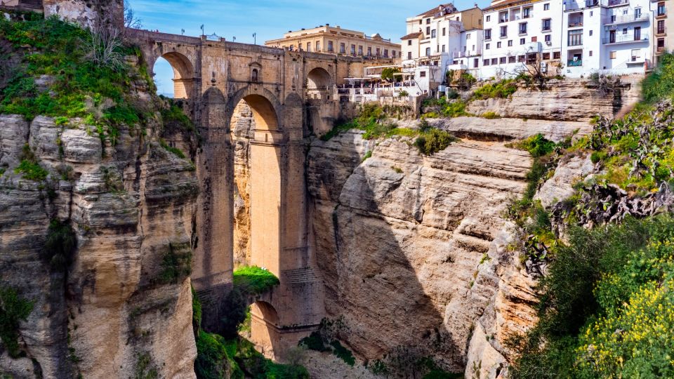 Touristen besuchen die Brücke in Ronda,  Andalusien