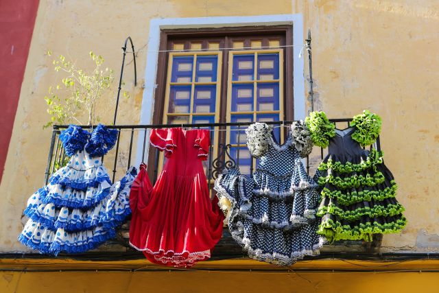 Traditionelle Flamencokleider an einem Haus in Malaga